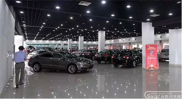 西安这家超市晚上也卖车 看车娱乐两不误