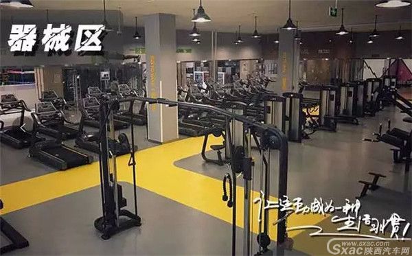 西安这家超市晚上也卖车 看车娱乐两不误